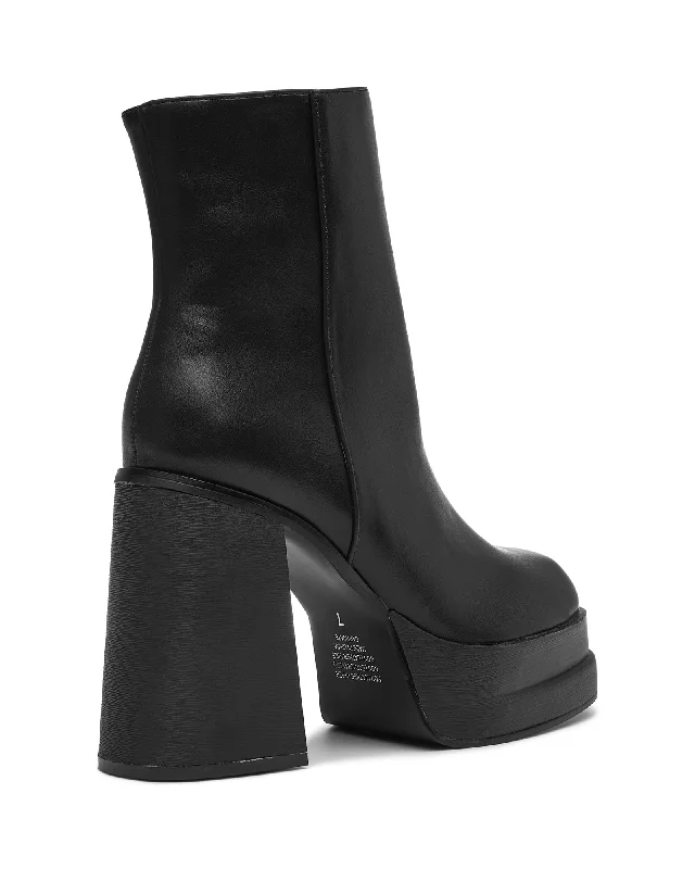 Captivate Boot Black